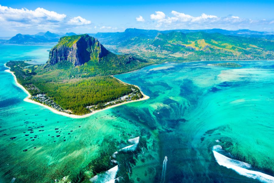 Photo of Mauritius and beautiful turquoise waters surrounded by luscious mountains 
 