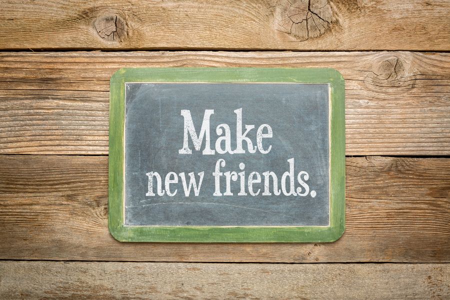 A sign saying make new friends
